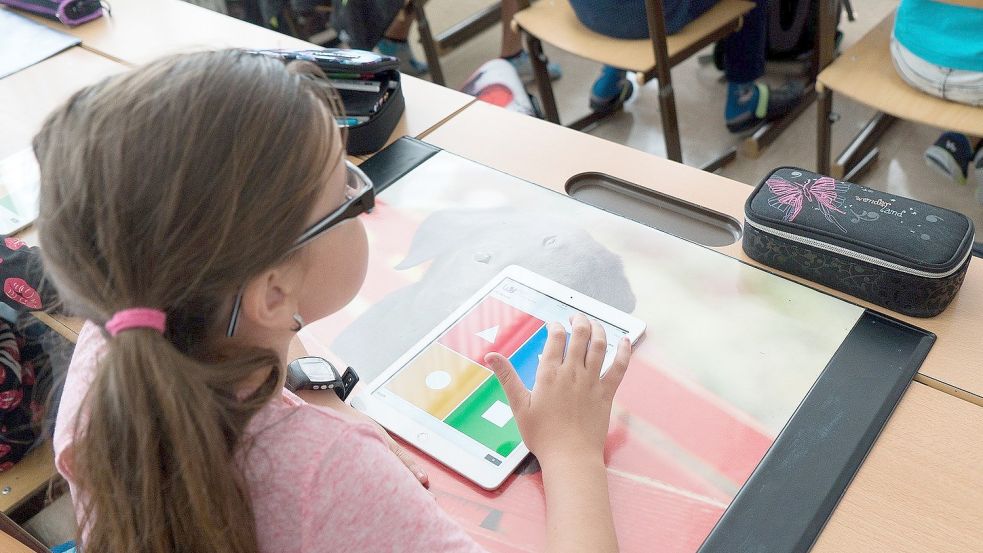 Ein Mädchen lernt im Unterricht mithilfe eines Tablet-Computers. Schulbildung verändert sich und es gibt immer mehr Herausforderungen. Symbolfoto: Pixabay