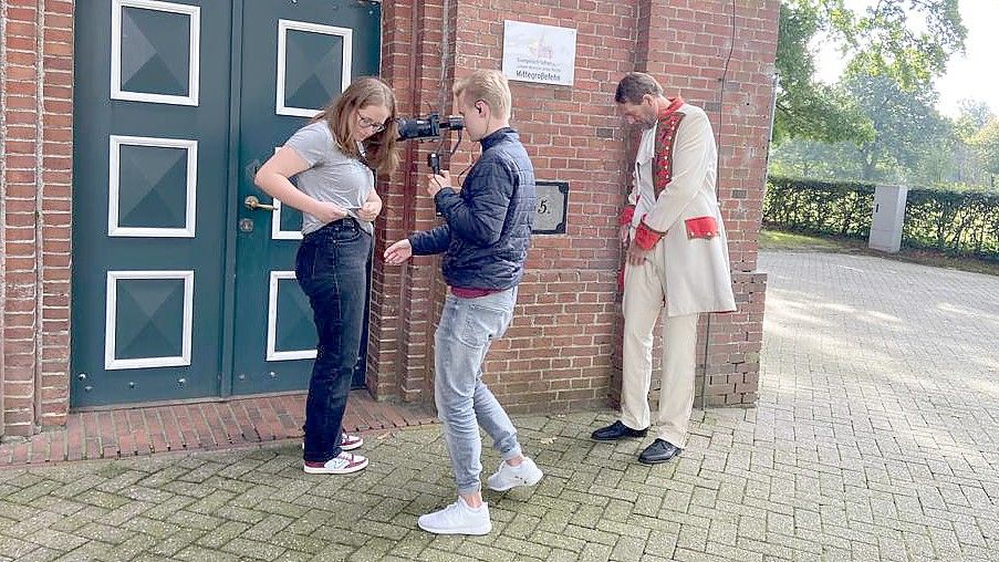 Alfred Alberts (rechts) stellt König Georg V. von Hannover dar. In der Video-Szene trifft er auf Levke Buhr, eine Schülerin aus Großefehn. Foto: Privat