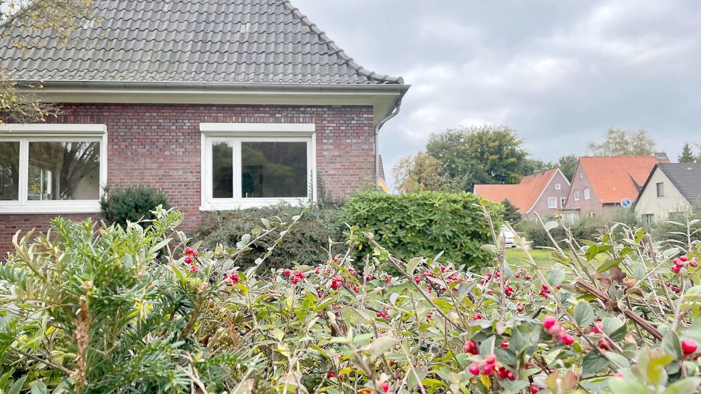 Auf dem Grundstück Neuer Weg 10 steht ein Wohnhaus (links), wie es für die Straße typisch ist. Geplant ist dort der Bau eines Mehrfamilienhauses mit zwei Vollgeschossen und einem Staffelgeschoss. Foto: Janßen