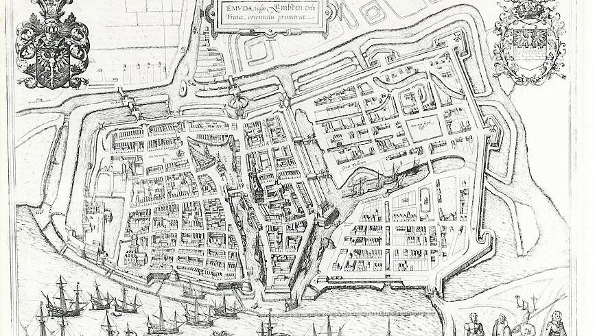 Auf dieser Karte um 1550 ist zu sehen, wie weit die Ems vor der Verlandung an Emden vorbei floss. Eine Mauer schützte die Stadt. Heute befindet sich dort die Emsmauerstraße mit der Emstreppe. Foto: Stadtarchiv