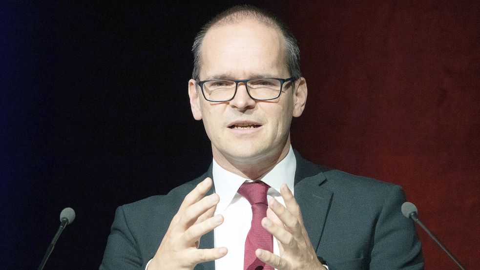 Hier ist der niedersächsische Kultusminister Grant Hendrik Tonne (SPD) bei der Herbsttagung des Schulleitungsverbandes Niedersachsen zu sehen. DPA-Foto: Demy Becker