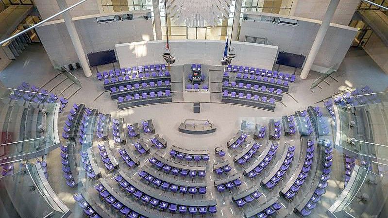 Blick in den Plenarsaal im Bundestag. Die Vorsitzende des Deutschen Frauenrates ruft die SPD auf, eine Frau für die Nachfolge von Bundestagspräsident Schäuble zu nominieren. Foto: Michael Kappeler/dpa