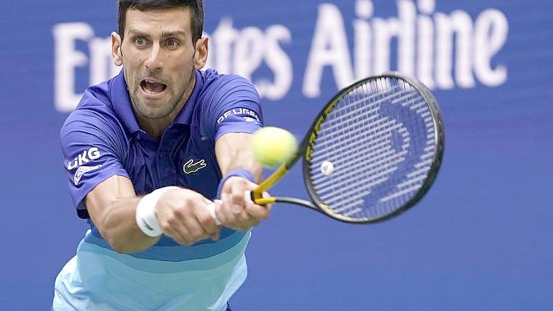 Beantwortet Fragen nach seinem Impfstatus nicht: Novak Djokovic in Aktion. Foto: John Minchillo/AP/dpa