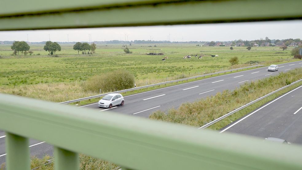 An der Autobahn 31 in Höhe der Anschlussstelle Pewsum sollte das Gewerbegebiet entstehen. Anfang 2020 wurden die Pläne für das interkommunale Gewerbegebiet verworfen. Inzwischen verfolgen die Hinteraner eine kleinere Variante. Foto: Archiv