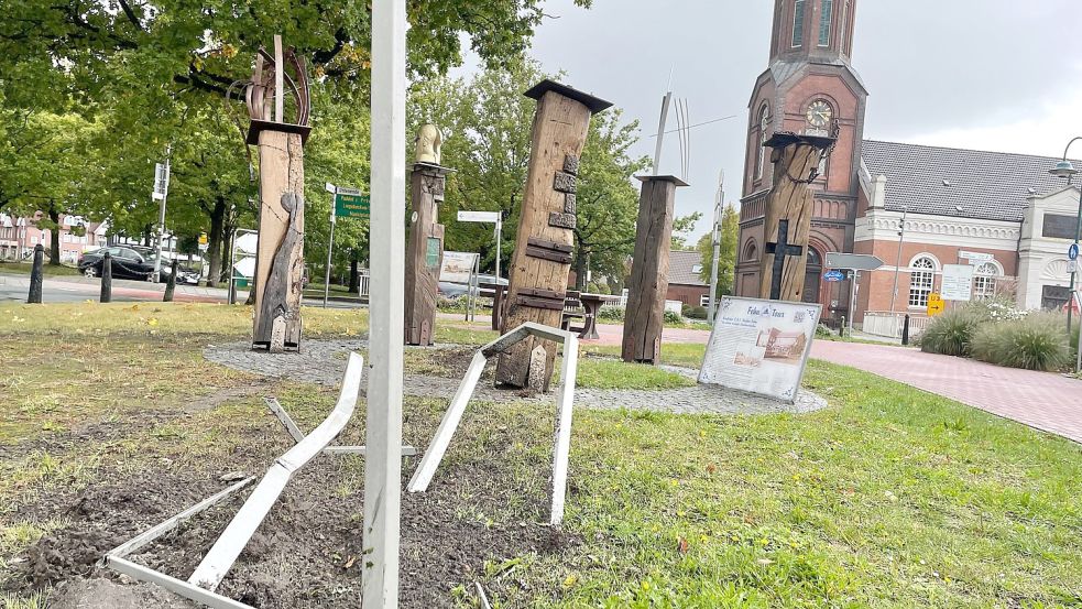 Die Halterung der Infotafel wurde beim Unfall aus dem Boden gerissen, eine der Kunststeelen wurde ebenfalls stärker beschädigt. Archivfoto: Janßen