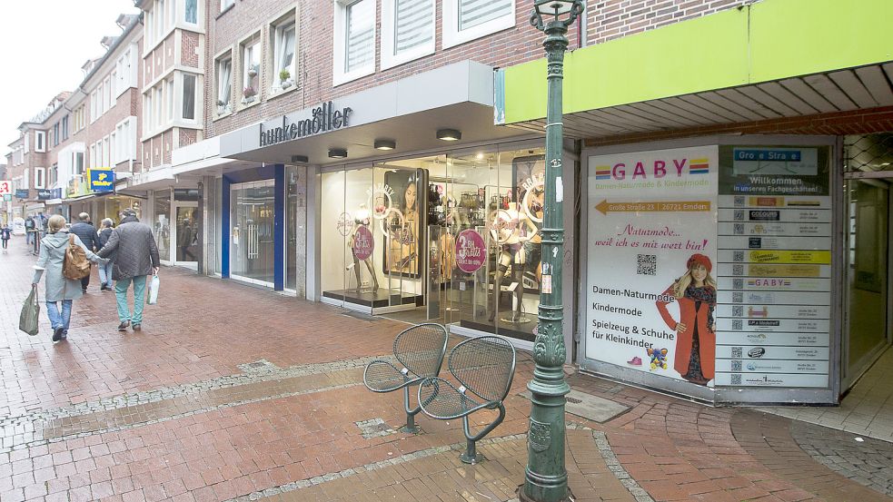 Auch in der Hunkemöller-Filiale in der Fußgängerzone Zwischen beiden Sielen sollen bald die Lichter ausgehen. Dann stehen fünf benachbarte Geschäfte in einer Reihe leer. Foto: J. Doden