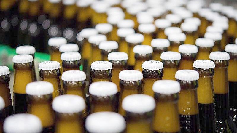 Die Kosten für Brauereien steigen deutlich - mit Auswirkungen auf den Bierpreis. Foto: Rainer Jensen/dpa