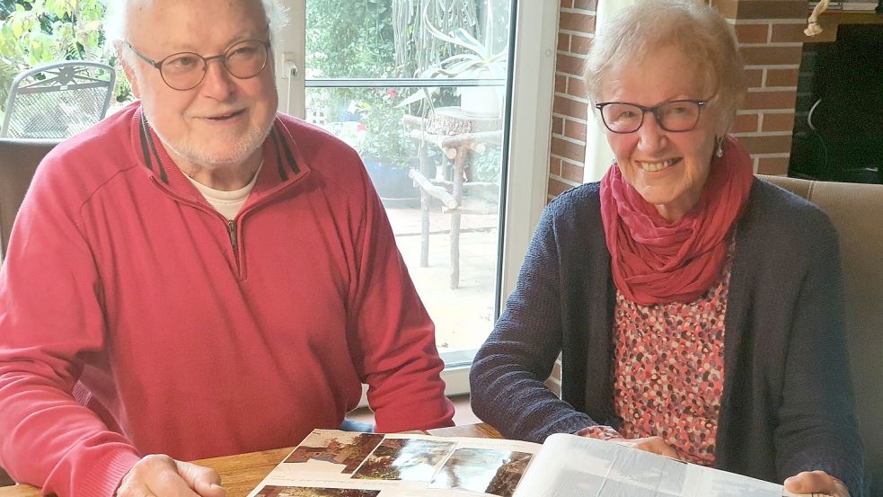 Marianne Kuse ist die Lust aufs Reisen erstmal vergangen. Aber vielleicht kann ihr Mann Dieter sie beim Durchblättern der Alben mit Urlaubsfotos doch überzeugen, bald zu einer Reise aufzubrechen. Den 82-Jährigen hat die Reiselust schon wieder gepackt. Foto: Gettkowski