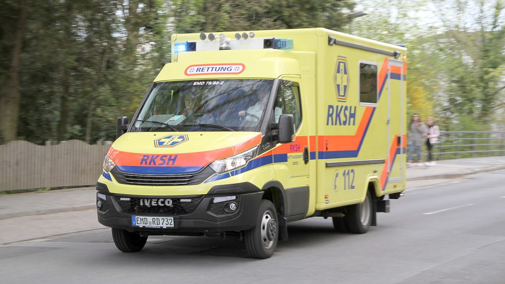 Ein Wagen des Rettungsdienstes RKSH macht sich auf der Nordertorstraße zu einem Einsatz auf. Foto: Archiv