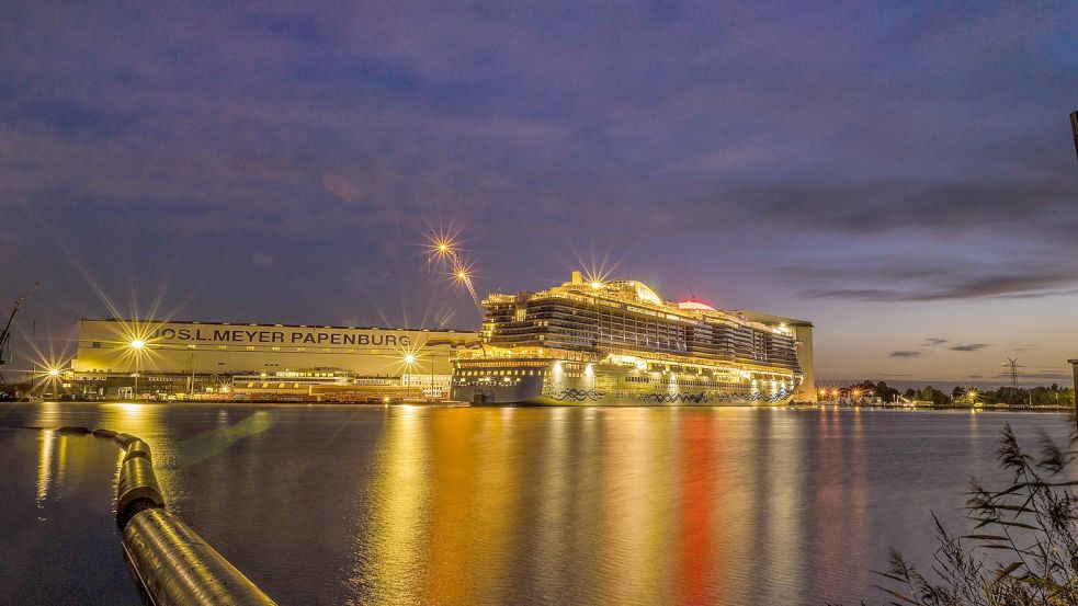 Die „Aida Cosma“ bleibt noch einige Stunden länger am Ausrüstungskai der Meyer-Werft. Foto: Lohmann