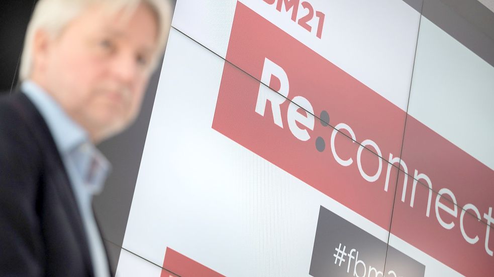 „Re:connect“: Juergen Boos, Direktor der Frankfurter Buchmesse, spricht während der Vorschau-Pressekonferenz zur Frankfurter Buchmesse 2021 und muss gleich zu einem Skandal um Rassismus Stellung nehmen. Foto: Sebastian Gollnow/dpa Foto: Sebastian Gollnow