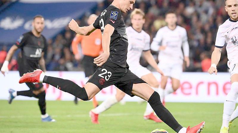 Julian Draxler (M.) steht in der Startelf von Paris Saint-Germain. Foto: Franck Fife/AFP/dpa