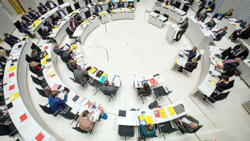 Eigentlich sollte es so aussehen im Plenarsaal des Landtages MV. Doch nun steht ein böser Verdacht im Raum. Foto: Jens Büttner/dpa