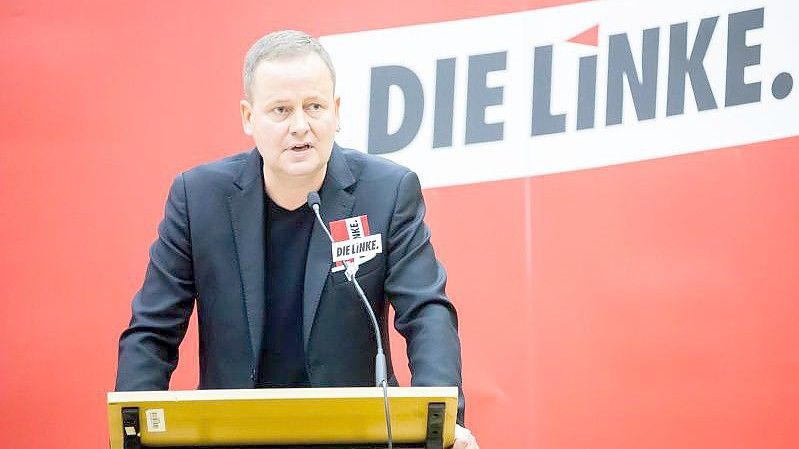 Klaus Lederer (Die Linke), Kultursenator von Berlin und Spitzenkandidat der Berliner Linken, spricht bei einem Sonderparteitag der Berliner Linken. Foto: Christoph Soeder/dpa
