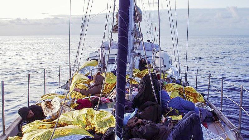 Menschen liegen in Rettungsdecken gehüllt an Bord der „Nadir“. Foto: Elena Kloppmann/RESQSHIP e.V. /dpa