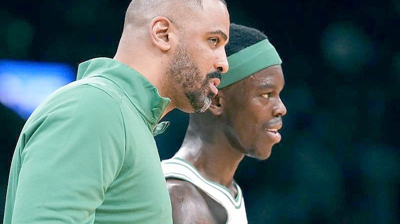 Neustart mit Trainer Ime Udoka (l) und den Boston Celtics für Dennis Schröder. Foto: Charles Krupa/AP/dpa