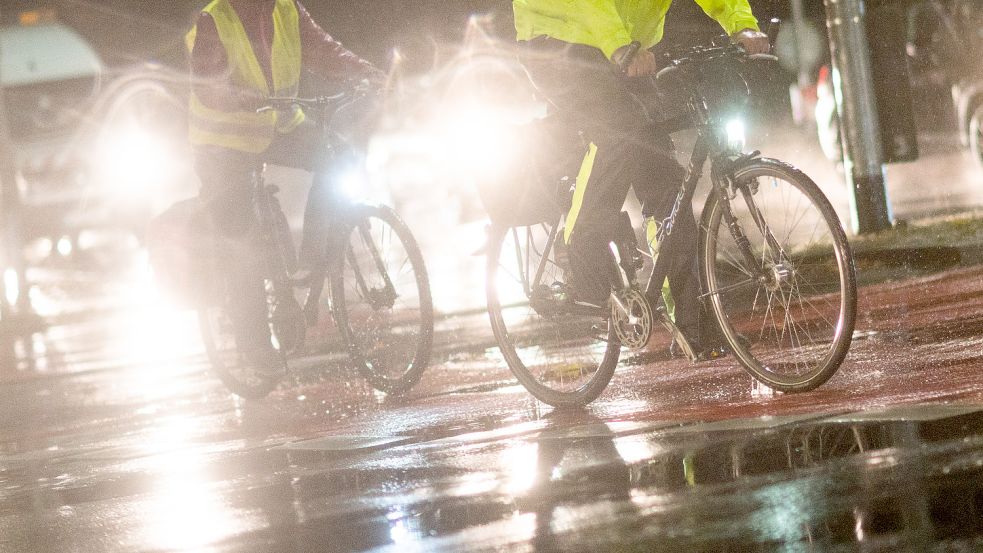 Wer Fahrrad fährt, sollte sich mit der richtigen Kleidung und Reflektoren schützen. Foto: Julian Stratenschulte/dpa