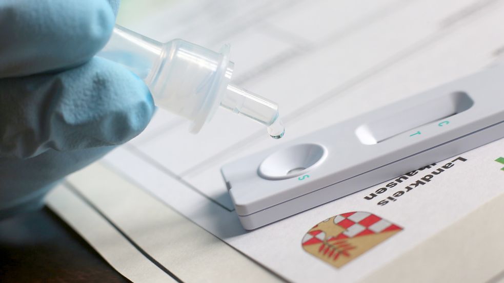 Sechs Spieler vom TuS Hinte sind positiv auf das Coronavirus getestet worden. Foto: DPA