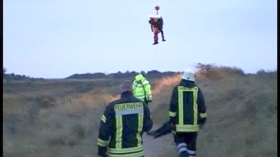 Mit einem Hubschrauber konnte der Mann gerettet werden. Foto: Brinkmann/Feuerwehr Borkum
