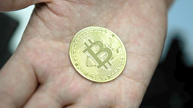 Eine nachgemachte Münze mit dem Bitcoin-Logo. Foto: Nicolas Armer/dpa