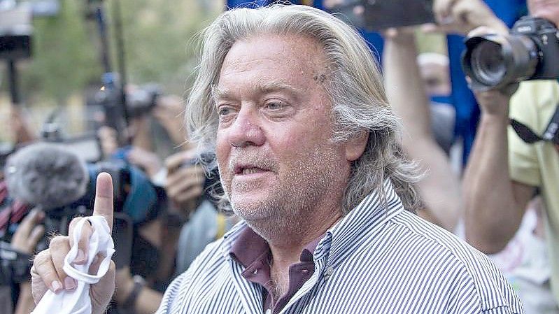 Steve Bannon, ehemaliger Berater des US-Präsidenten und US-amerikanischer Publizist, spricht nach einer Gerichtsverhandlung mit Reportern. (Archivbild). Foto: Eduardo Munoz Alvarez/AP/dpa