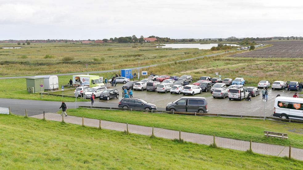 Viele Autos, viele Gäste, nurzwei kleine Toiletten: Wer am Pilsumer Leuchtturm ein stilles Örtchen braucht, hat nicht viele Möglichkeiten. Und die sind dann meist auch noch verschlossen. Foto: Wagenaar