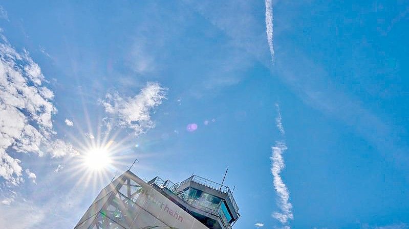 Der Schein trügt: Am Flughafen Hahn gehen bald die Lichter aus. Foto: Thomas Frey/dpa