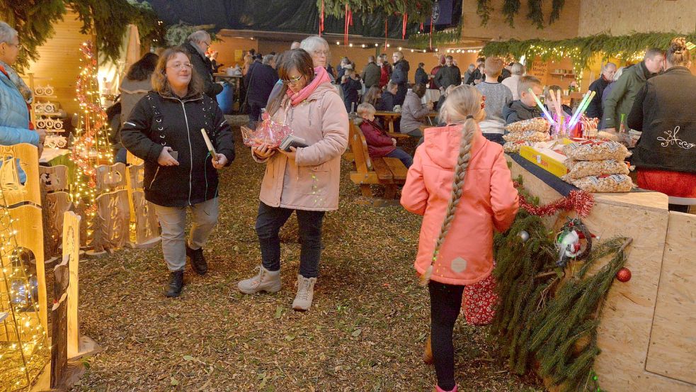 Das kleine Budendorf in der Mühlenscheune in Neermoor lockte in den vergangenen Jahren viele Besucher an. Jetzt wurde der Markt abgesagt. Foto: Lüppen/Archiv