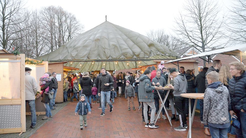 Der Weihnachtsmarkt in Hollen, der immer unter einem Fallschirm gefeiert wurde, fällt aus. Eine Einlasskontrolle sei personell nicht zu leisten, heißt es. Foto: Lüppen/Archiv