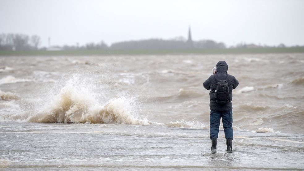 Am Donnerstag kann es in Ostfriesland zu einer leichten Sturmflut kommen. Foto: Schuldt/dpa