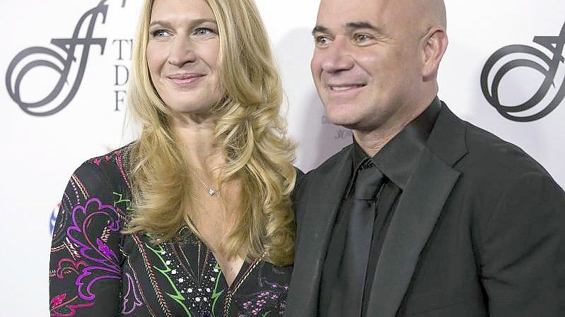 Die ehemalige deutsche Tennisspielerin Steffi Graf und ihr US-amerikanischer Ehemann Andre Agassi sind seit 20 Jahren verheiratet. Foto: Darryl Dyck/The Canadian Press/AP/dpa