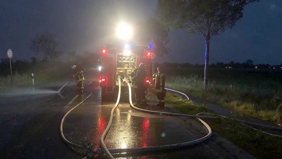 Die Reinigungsarbeiten dauerten bis in die Abendstunden. Die Straße war mehrere Stunden voll gesperrt. Foto: Feuerwehr Hinte