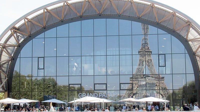 Die FIAC ist eröffnet - Im Grand Palais Éphémère auf dem Marsfeld in Paris spiegelt sich der Eiffelturm. Foto: Sabine Glaubitz/dpa