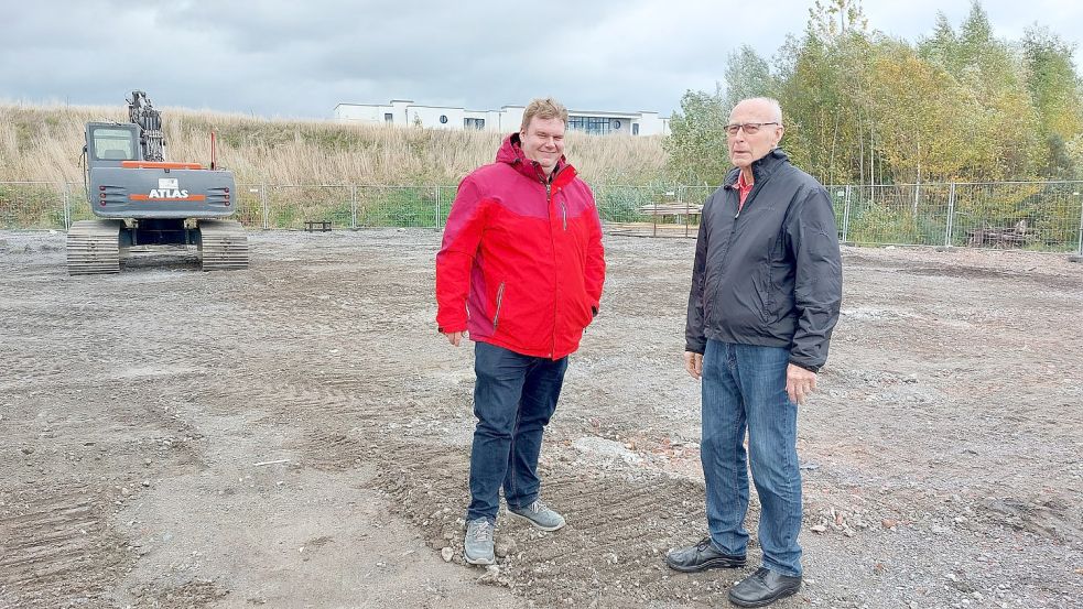 Klaas Müller (links) und Werner Breitenbach stehen auf der Baustelle für den neuen Anbau des Matjesfabrikanten. Fotos: Hanssen