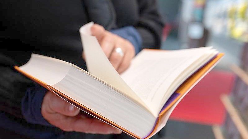 Zu wenig Papier - Verlage fürchten, dass Bücher zu Weihnachten Mangelware werden könnten. Foto: Sebastian Gollnow/dpa