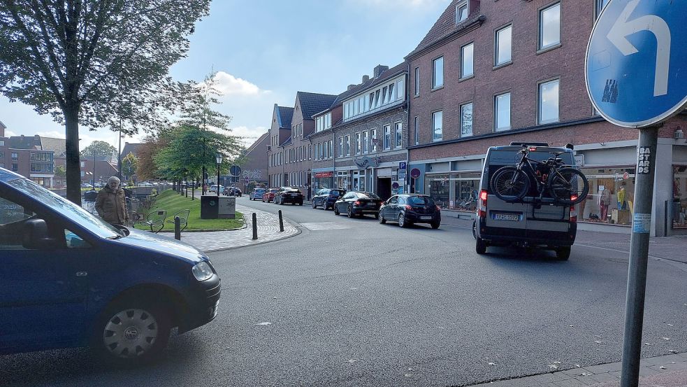 Auf der Straße Hinter der Halle hatte es sich durch das Verkehrsexperiment zu den Stoßzeiten stark gestaut. Foto: Hanssen/Archiv