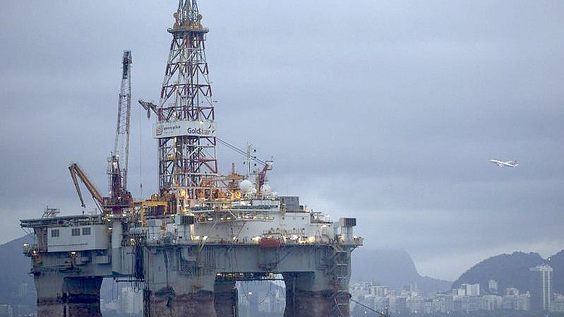Nach einem kräftigen Preissprung sind die Ölpreise wieder gesunken. Foto: Leo Correa/AP/dpa