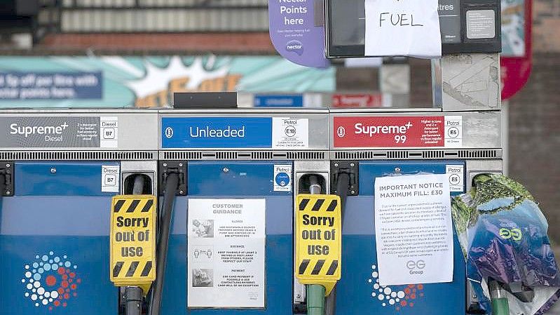 Nach den Engpässen vor wenigen Wochen sei die Versorgung an den britischen Tankstellen mit Kraftstoff wieder normal. (Archivbild). Foto: Jon Super/AP/dpa