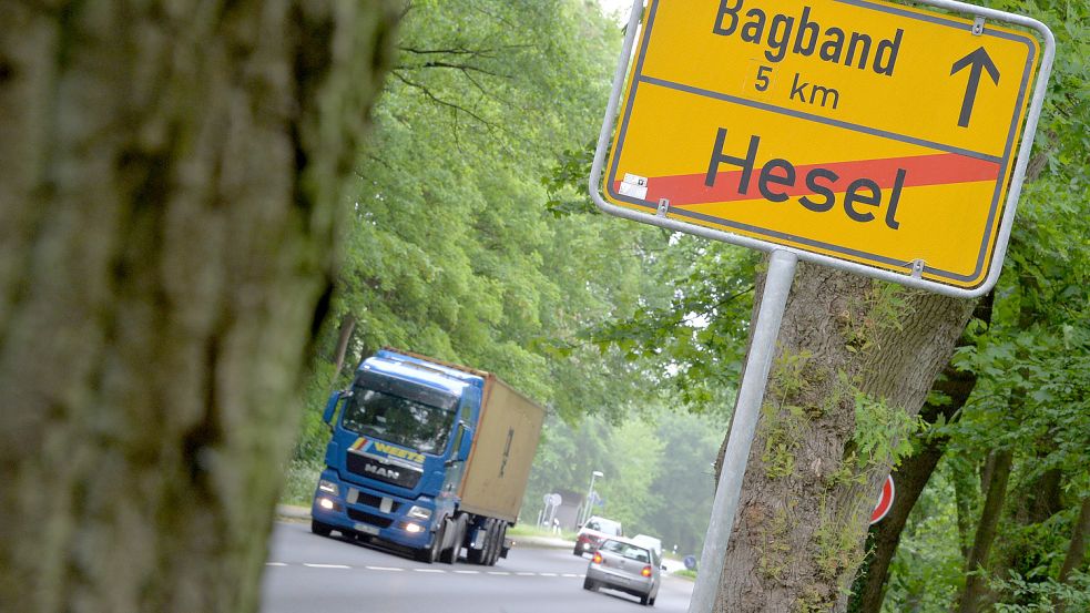 Die Bundesstraße 72 (im Bild die Ortsausfahrt Hesel in Richtung Bagband) ist eine von zwei Hauptverkehrsstraßen, auf der in der Gemeinde Großefehn jährlich jeweils mehr als drei Millionen Fahrzeuge unterwegs sind. Foto: Ortgies/Archiv