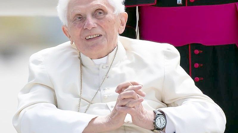 In einem Kondolenzschreiben für einen Freund hatte Benedikt XVI. geschrieben, dass sein früherer Kollege im Jenseits angelangt sei und er hoffe, „dass ich mich bald hinzugesellen kann“. Foto: Sven Hoppe/dpa-Pool/dpa