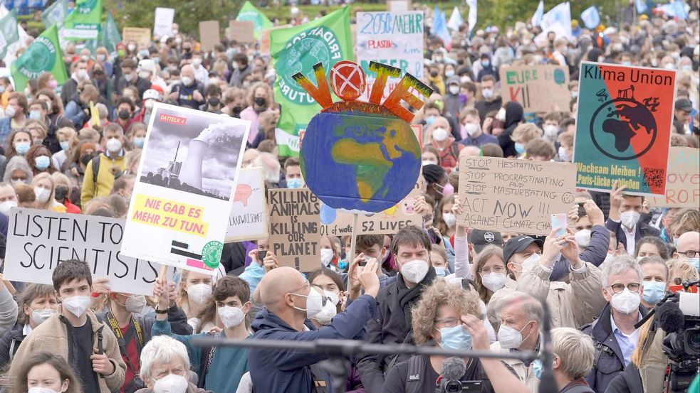 Zwei Tage vor der Bundestagswahl rief die Organisation zum Protest auf. Die nächste große Demonstration ist für den 22. Oktober in Berlin geplant. Foto: dpa/Jörg Carstensen