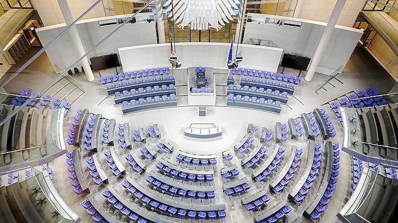 Blick in den Plenarsaal des Bundestags im Reichstagsgebäude. (Archivbild). Foto: Kay Nietfeld/dpa