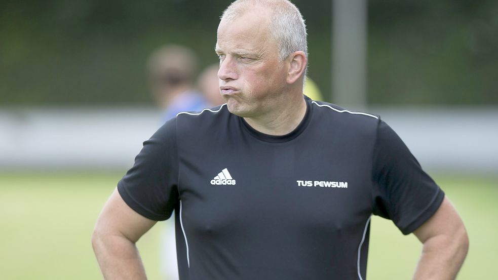 Mächtig durchschnaufen musste Pewsums Trainer Bernd Buß am vergangenen Wochenende aufgrund der zahlreichen Verletzten.