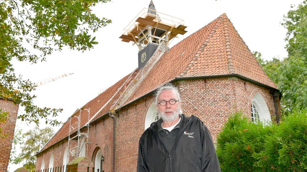 Siek Postma ist der Pastor der Jennelter Kirche, die gerade einen neuen Dachreiter bekommt. Foto: Wagenaar