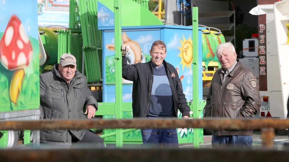 Klaus Alberts (von links), Theo von Halle und Karl-Heinz Langenscheidt vom Vorstand der Schaustellergemeinschaft stecken mitten in den Vorbereitungen für den Herbstmarkt. Foto: Böning