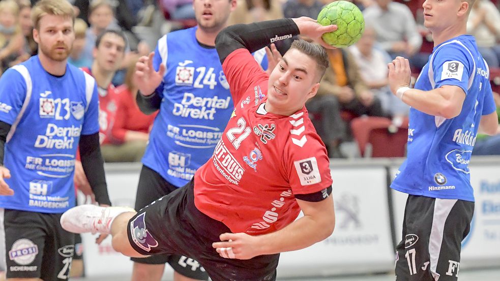 Aurichs Nikita Pliuto (am Ball) war im Auswärtsspiel gegen Ahlen noch grippegeschwächt. Archivfoto: Ortgies