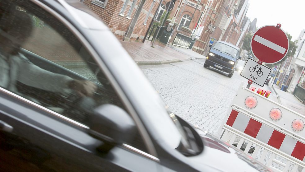 An der Kreuzung Friedrich-Ebert-Straße/Brückstraße ging es elf Tage lang nicht mehr weiter, zumindest für Autofahrer, die auf Höhe der Neuen Kirche in die Straße einbiegen wollten. Foto: J. Doden