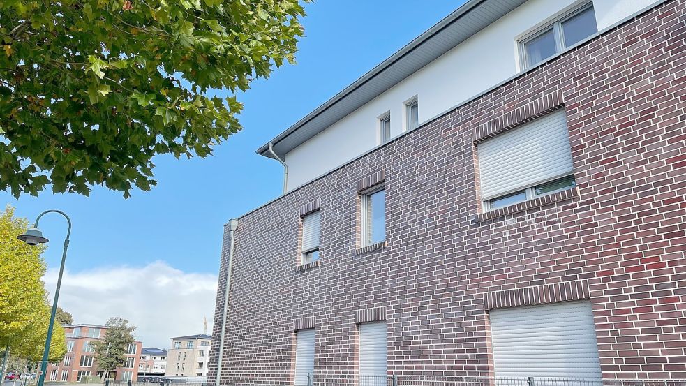 Am Markt in Rhauderfehn stehen Häuser mit zwei und mehr Vollgeschossen und Staffelgeschoss. Dort sind sie erwünscht und gewollt. In Siedlungslagen, in denen kleinere Einfamilienhäuser stehen, möchte die Gemeinde Rhauderfehn solche Bauten aber nicht. Foto: Janßen