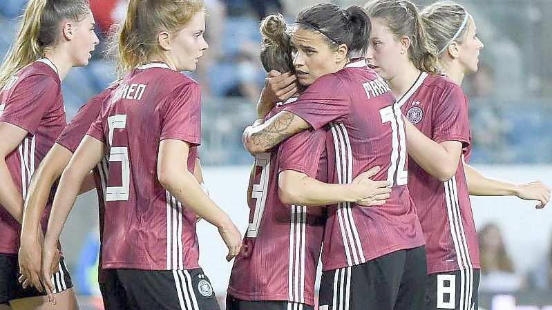 Svenja Huth (3.v.l) sorgte mit ihrem Tor für den knappen DFB-Sieg in Israel. Foto: Berney Ardov/dpa