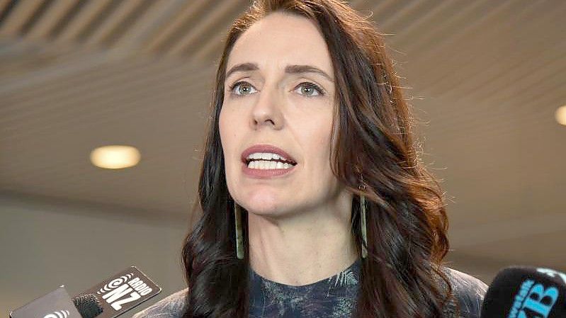 Neuseelands Regierungschefin Jacinda Ardern will im Kampf gegen die Pandemie den Kurs ändern. Foto: Ben Mckay/AAP/dpa